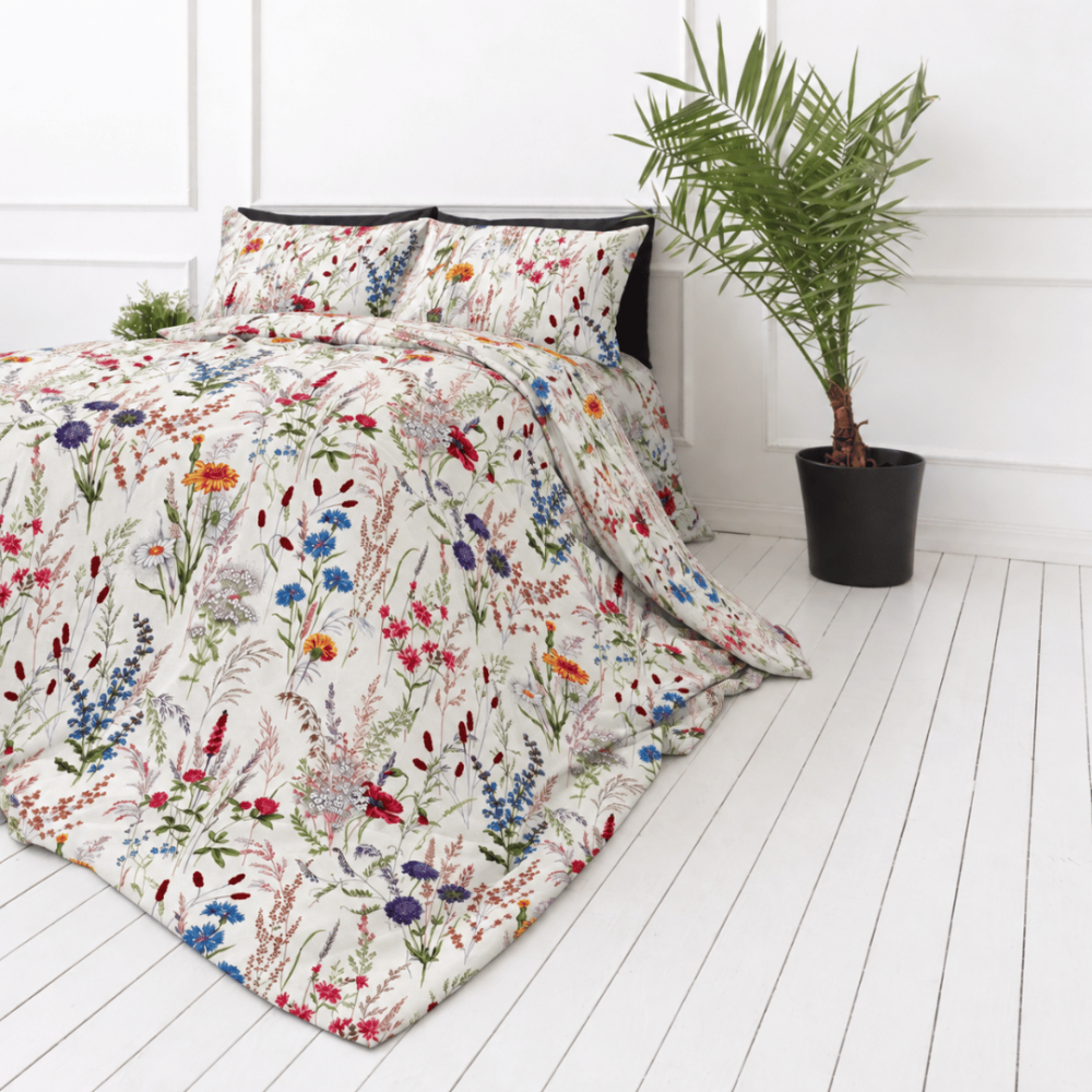 Bettwäsche set "Ophelia". Bettwäsche 155x200, 135/140x200 cm, 150x200 cm, 155/160x200 cm, 180x200 cm, 200x200 cm, 200x220 cm, 220x240 cm. Rote mohnblumen, blaue kornblumen und weiße margeriten auf dem weißen hintergrund der bettwäsche. Bettwäsche set "Ophelia". Bettwäsche 155x200, 135/140x200 cm, 150x200 cm, 155/160x200 cm, 180x200 cm, 200x200 cm, 200x220 cm, 220x240 cm. Rote mohnblumen, blaue kornblumen und weiße margeriten auf dem weißen hintergrund der bettwäsche.