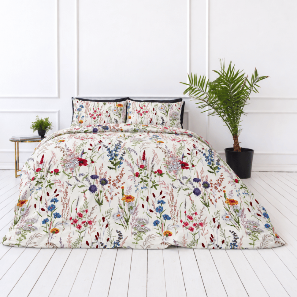 Bettwäsche set "Ophelia". Bettwäsche 155x200, 135/140x200 cm, 150x200 cm, 155/160x200 cm, 180x200 cm, 200x200 cm, 200x220 cm, 220x240 cm. Bettdecken- und kissenbezüge mit einem bunten muster aus wiesenblumen und rosafarbenen gräsern. Bettwäsche set "Ophelia". Bettwäsche 155x200, 135/140x200 cm, 150x200 cm, 155/160x200 cm, 180x200 cm, 200x200 cm, 200x220 cm, 220x240 cm. Bettdecken- und kissenbezüge mit einem bunten muster aus wiesenblumen und rosafarbenen gräsern.