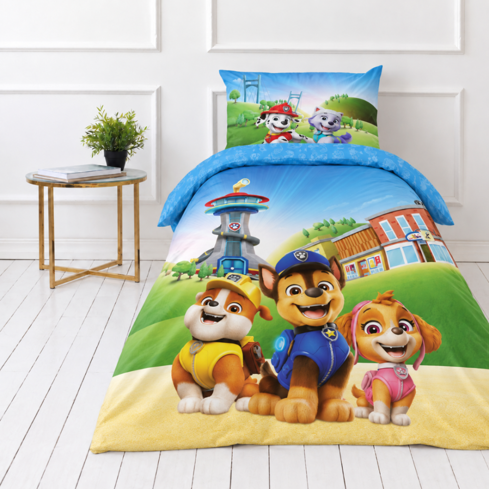 Bettwäsche set "Paw Patrol Blue“. Kinderbettwäsche, 135x200 cm. Buntes welpenmuster mit blauen, gelben und rosa akzenten. Bettwäsche set "Paw Patrol Blue“. Kinderbettwäsche, 135x200 cm. Buntes welpenmuster mit blauen, gelben und rosa akzenten.