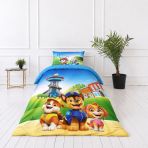 Bettwäsche set "Paw Patrol Blue“. Kinderbettwäsche, 135x200 cm. Blaue bettwäscheseite mit hellblauen pfotenabdrücken und abzeichenmotiven. Bettwäsche set "Paw Patrol Blue“. Kinderbettwäsche, 135x200 cm. Blaue bettwäscheseite mit hellblauen pfotenabdrücken und abzeichenmotiven.