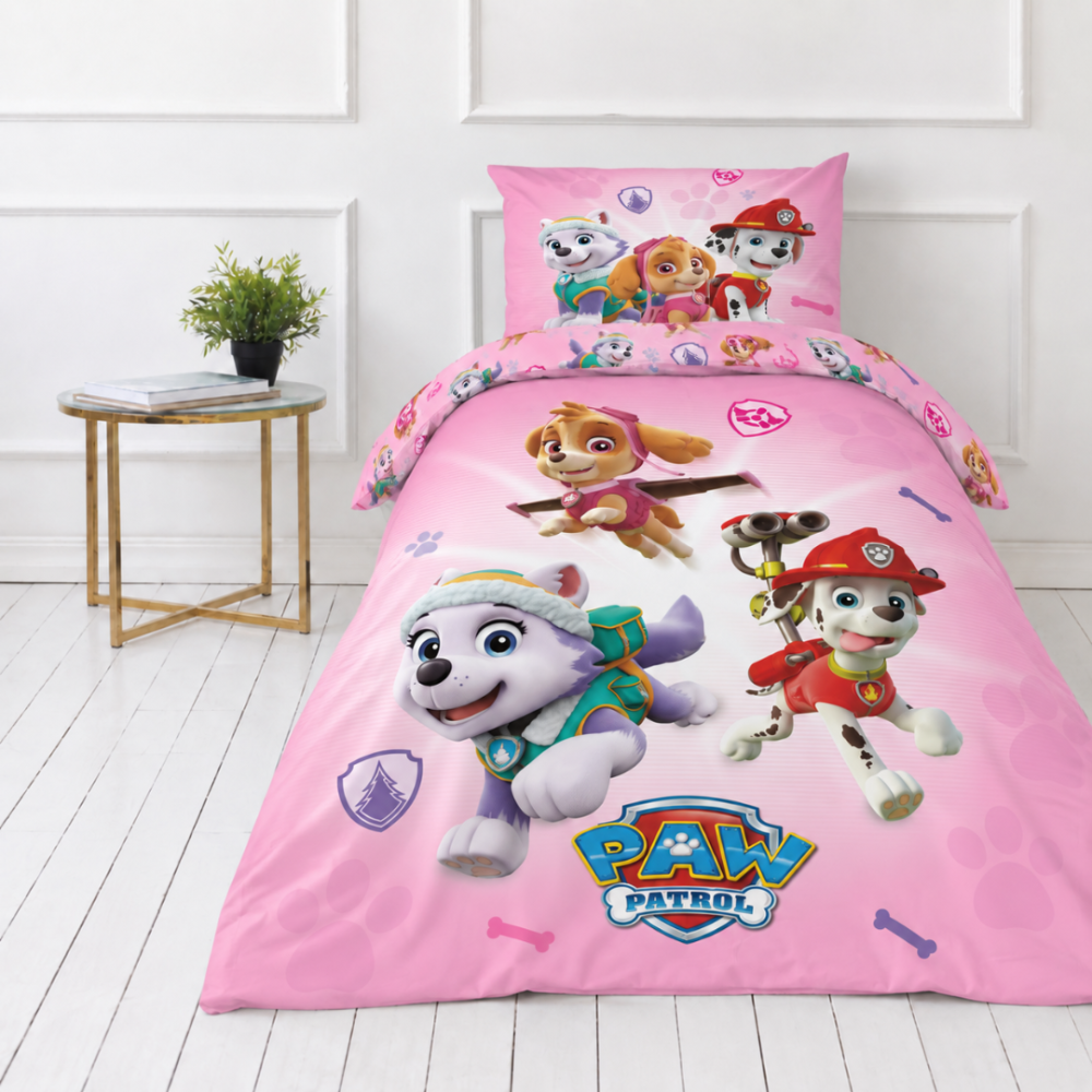 Bettwäsche set "Paw Patrol Pink“. Kinderbettwäsche, 135x200 cm. Rosa bettwäsche mit skye, everest und marshall sowie einem blauen „paw patrol“-schriftzug. Bettwäsche set "Paw Patrol Pink“. Kinderbettwäsche, 135x200 cm. Rosa bettwäsche mit skye, everest und marshall sowie einem blauen „paw patrol“-schriftzug.