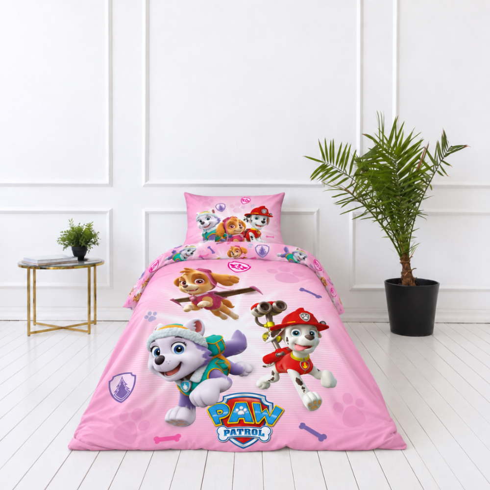 Bettwäsche set "Paw Patrol Pink“. Kinderbettwäsche, 135x200 cm. Rosa bettwäscheseite mit wiederkehrenden welpen-, knochen- und abzeichenmotiven. Bettwäsche set "Paw Patrol Pink“. Kinderbettwäsche, 135x200 cm. Rosa bettwäscheseite mit wiederkehrenden welpen-, knochen- und abzeichenmotiven.