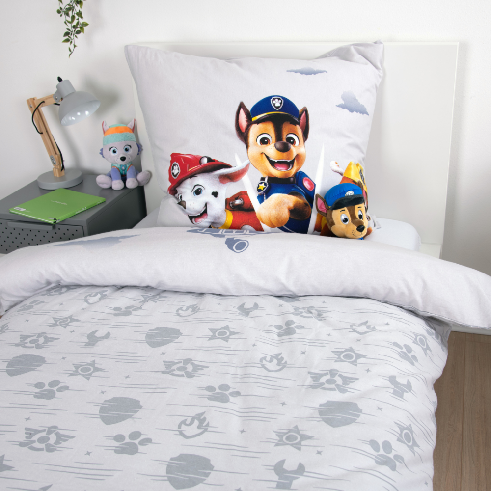 Bettwäsche set "Paw Patrol". Kinderbettwäsche, 135x200 cm. Grau-weißes design mit pfotenabdrücken, abzeichen und „paw patrol“-symbolen. Bettwäsche set "Paw Patrol". Kinderbettwäsche, 135x200 cm. Grau-weißes design mit pfotenabdrücken, abzeichen und „paw patrol“-symbolen.