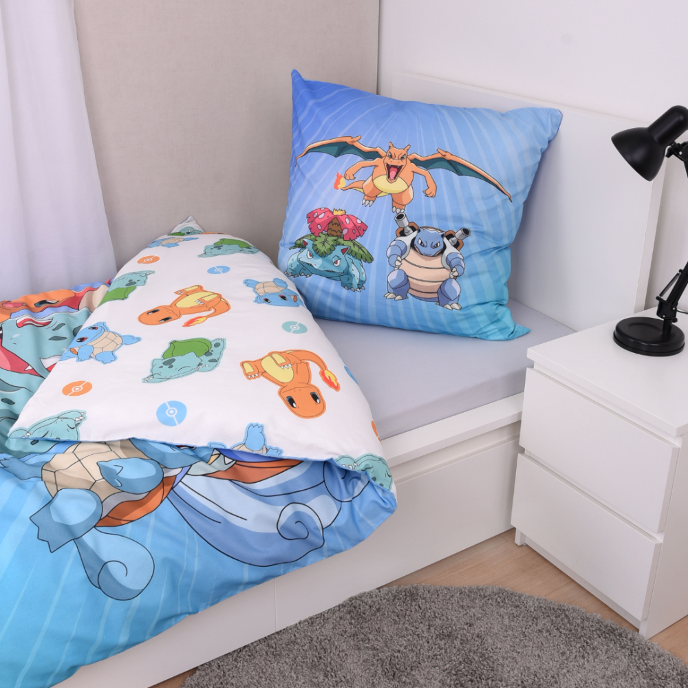 Bettwäsche set "Pokemon". Kinderbettwäsche, 135x200 cm. Wendbares hellblaues bettwäsche-set mit pokémon-charakteren und kleinem muster auf weißem hintergrund. Bettwäsche set "Pokemon". Kinderbettwäsche, 135x200 cm. Wendbares hellblaues bettwäsche-set mit pokémon-charakteren und kleinem muster auf weißem hintergrund.