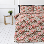 Bettwäsche set "Rosy Whisper". Bettwäsche 155x200, 135/140x200 cm, 150x200 cm, 155/160x200 cm, 180x200 cm, 200x200 cm, 200x220 cm, 220x240 cm. Bettwäsche-set mit rosafarbenen korallenblüten auf warmem sandfarbenem hintergrund. Bettwäsche set "Rosy Whisper". Bettwäsche 155x200, 135/140x200 cm, 150x200 cm, 155/160x200 cm, 180x200 cm, 200x200 cm, 200x220 cm, 220x240 cm. Bettwäsche-set mit rosafarbenen korallenblüten auf warmem sandfarbenem hintergrund.