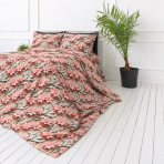 Bettwäsche set "Rosy Whisper". Bettwäsche 155x200, 135/140x200 cm, 150x200 cm, 155/160x200 cm, 180x200 cm, 200x200 cm, 200x220 cm, 220x240 cm. Geblümtes bettwäsche-set mit korallfarbenen blüten und cremefarbenen blättern. Bettwäsche set "Rosy Whisper". Bettwäsche 155x200, 135/140x200 cm, 150x200 cm, 155/160x200 cm, 180x200 cm, 200x200 cm, 200x220 cm, 220x240 cm. Geblümtes bettwäsche-set mit korallfarbenen blüten und cremefarbenen blättern.