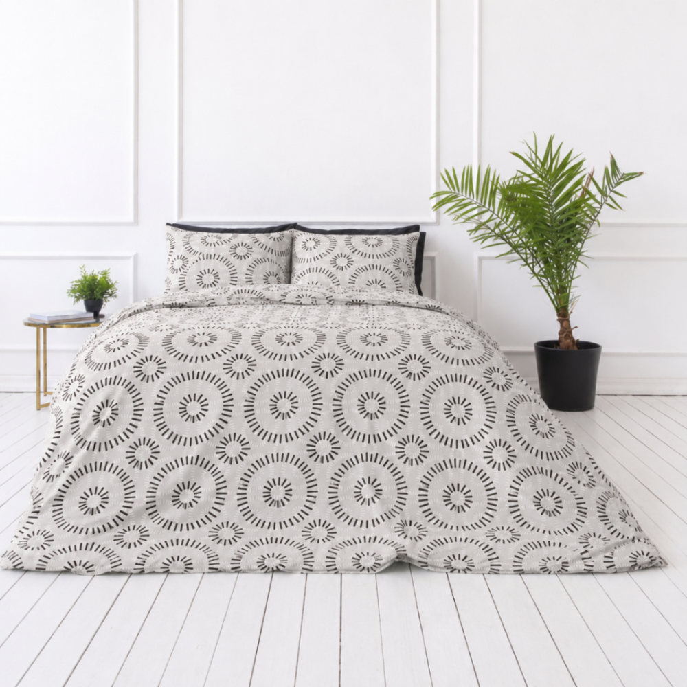Bettwäsche set "Round Robin". Bettwäsche 135x200, 135/140x200 cm, 200x200 cm, 200x220 cm. Bettwäsche-set mit eleganter schwarz-weißer kreiszusammenstellung, ideal für moderne innenräume. Bettwäsche set "Round Robin". Bettwäsche 135x200, 135/140x200 cm, 200x200 cm, 200x220 cm. Bettwäsche-set mit eleganter schwarz-weißer kreiszusammenstellung, ideal für moderne innenräume.