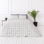 Bettwäsche set "Soft Chaos". Graue Bettwäsche, 135/140x200 cm, 200x200 cm, 200x220 cm. Helles bettwäsche-set mit wiederholtem muster aus ovalen kettenformen. Bettwäsche set "Soft Chaos". Graue Bettwäsche, 135/140x200 cm, 200x200 cm, 200x220 cm. Helles bettwäsche-set mit wiederholtem muster aus ovalen kettenformen.