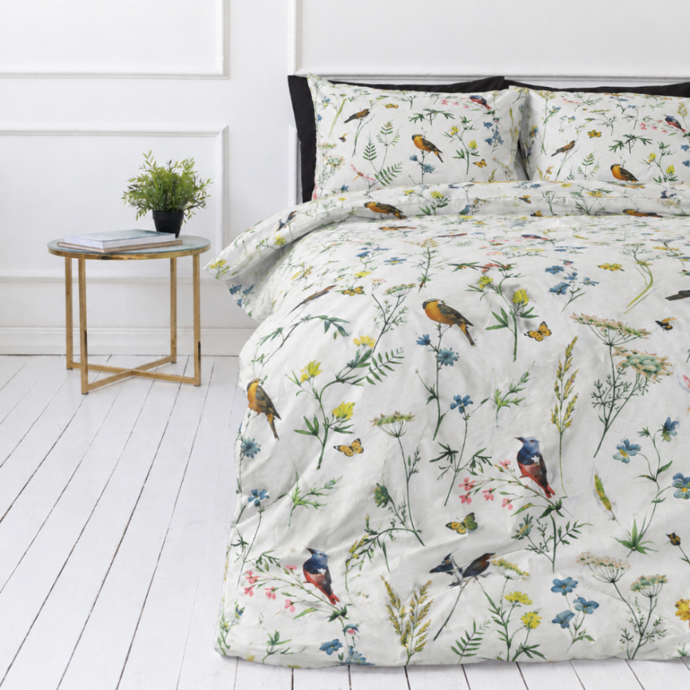 Bettwäsche set "Song Nest". Gemusterte Bettwäsche, 135/140x200 cm, 200x200 cm, 200x220 cm. Bettwäsche-set auf weißem hintergrund mit zahlreichen gezeichneten blumenstängeln und gelben vögeln.