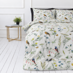 Bettwäsche set "Song Nest". Gemusterte Bettwäsche, 135/140x200 cm, 200x200 cm, 200x220 cm. Bettwäsche-set auf weißem hintergrund mit zahlreichen gezeichneten blumenstängeln und gelben vögeln.