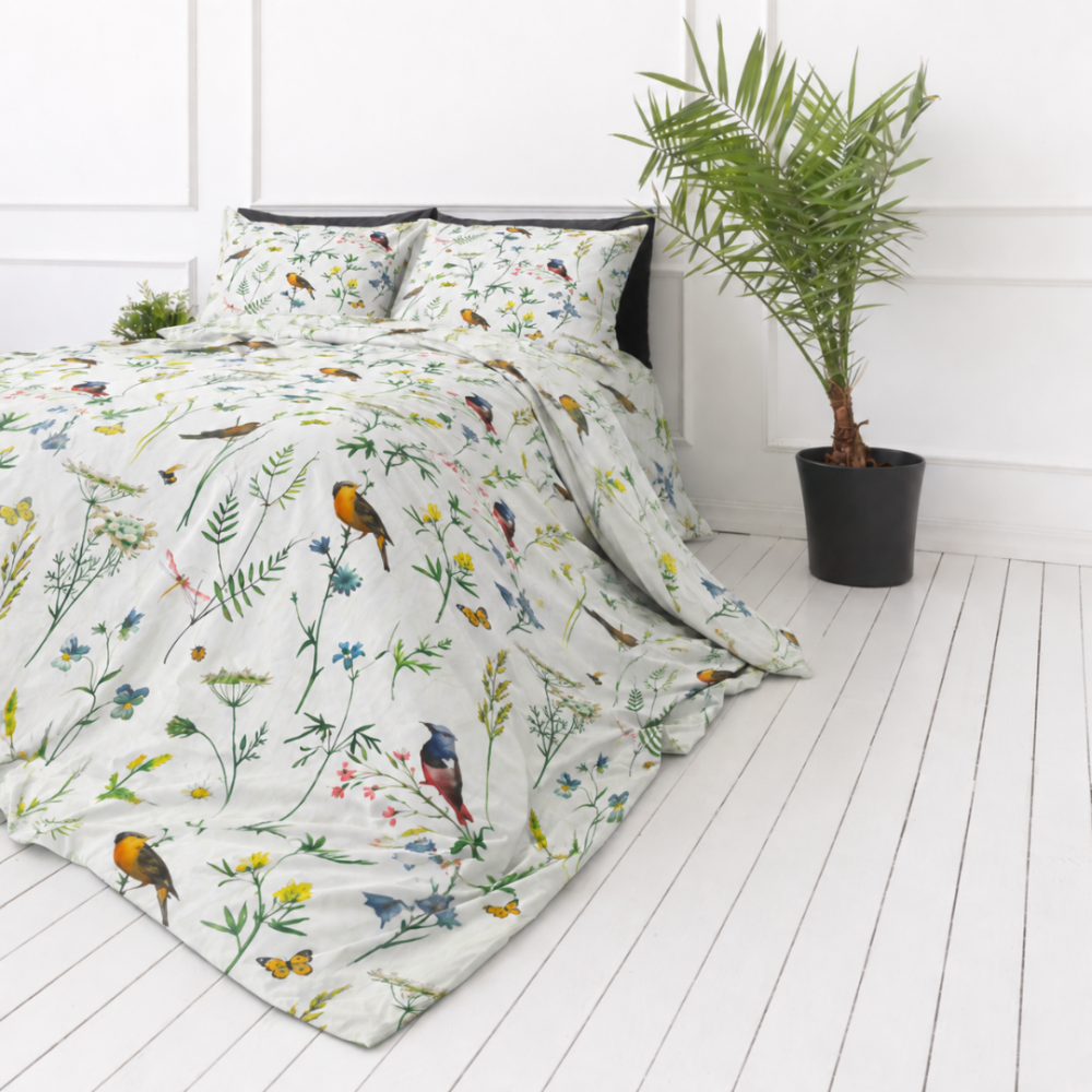 Bettwäsche set "Song Nest". Gemusterte Bettwäsche, 135/140x200 cm, 200x200 cm, 200x220 cm. Leichte weiße bettwäsche, auf der aquarellvögel, grüne zweige und feine blüten malerisch hervorstechen.