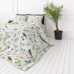 Bettwäsche set "Song Nest". Gemusterte Bettwäsche, 135/140x200 cm, 200x200 cm, 200x220 cm. Leichte weiße bettwäsche, auf der aquarellvögel, grüne zweige und feine blüten malerisch hervorstechen.