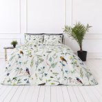 Bettwäsche set "Song Nest". Gemusterte Bettwäsche, 135/140x200 cm, 200x200 cm, 200x220 cm. Helle baumwolle mit zeichnungen – gelbe schneeglöckchen, blaue blümchen und zarte grüne blätter auf weißer fläche.