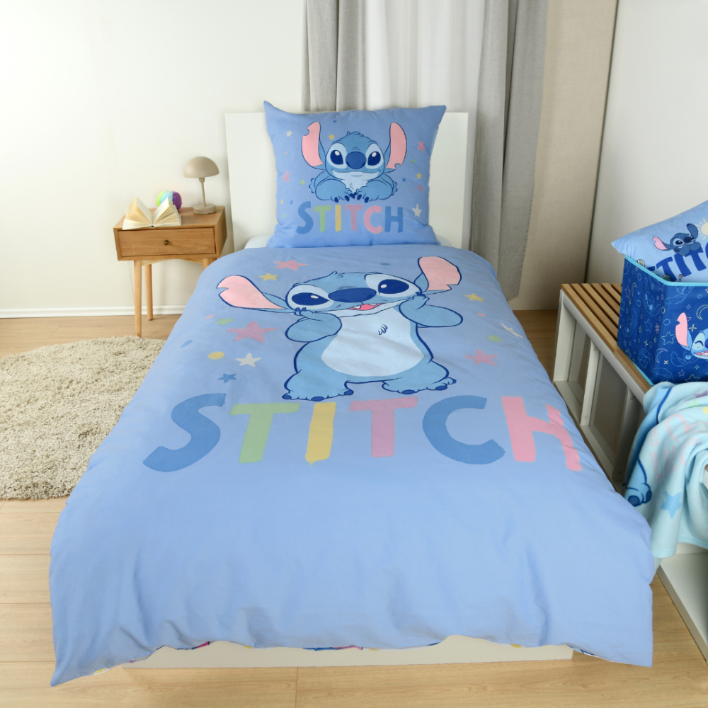 Bettwäsche set "Stitch Blue“. Kinderbettwäsche, 135x200 cm. Blaues bettwäsche-design mit stitch, rosa ohren und bunten sternen. Bettwäsche set "Stitch Blue“. Kinderbettwäsche, 135x200 cm. Blaues bettwäsche-design mit stitch, rosa ohren und bunten sternen.