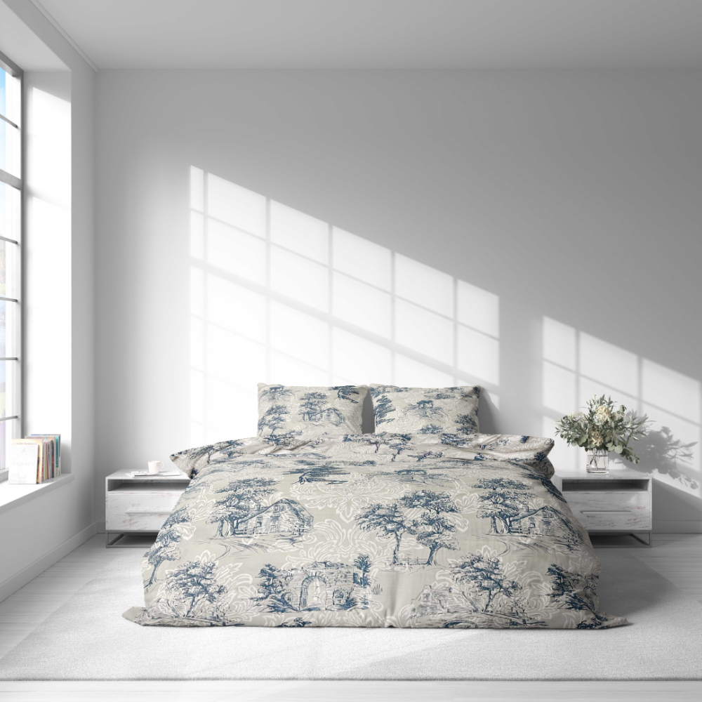 Bettwäsche set "Toile De Jouy Classic". Bettwäsche 140x200, 135/140x200 cm, 200x200 cm, 200x220 cm. Das set wird geziert von einem klassischen „toile“-muster – gruppen dunkelblauer zeichnungen auf hellem hintergrund, die architektur- und naturelemente betonen.