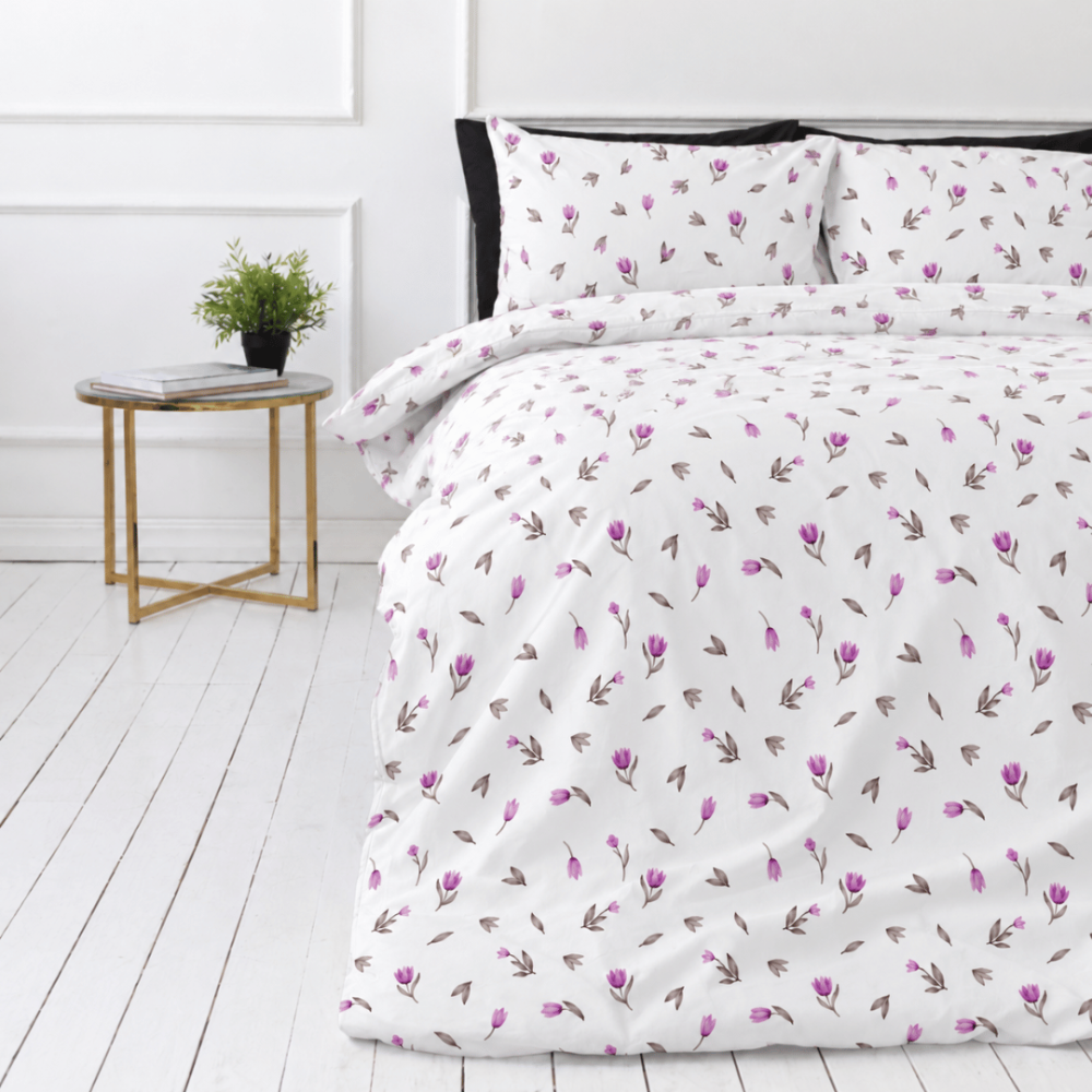 Bettwäsche set "Tulips". Bettwäsche 155x200, 135/140x200 cm, 155x220 cm, 160x200 cm, 180x200 cm, 200x200 cm, 200x220 cm, 220x240 cm. Bettwäsche-set mit verstreuten violetten tulpenblüten auf weißem grund. Bettwäsche set "Tulips". Bettwäsche 155x200, 135/140x200 cm, 155x220 cm, 160x200 cm, 180x200 cm, 200x200 cm, 200x220 cm, 220x240 cm. Bettwäsche-set mit verstreuten violetten tulpenblüten auf weißem grund.