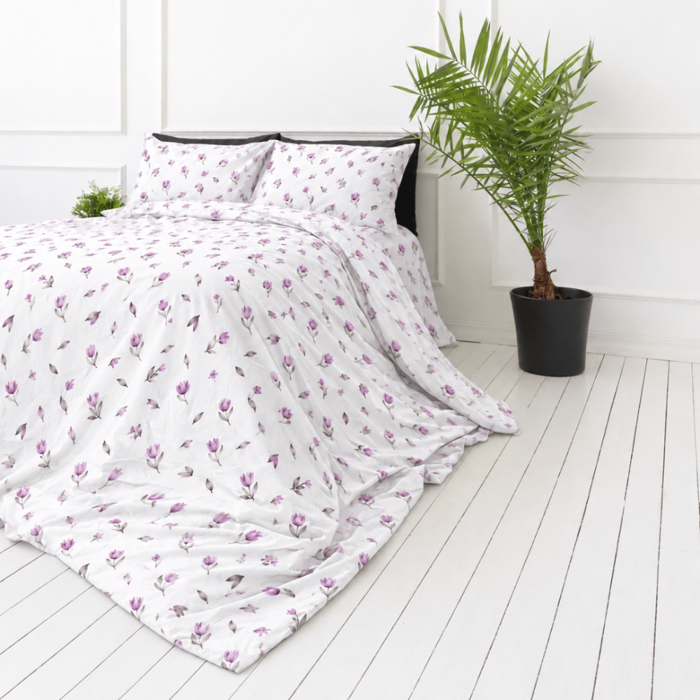 Bettwäsche set "Tulips". Bettwäsche 155x200, 135/140x200 cm, 155x220 cm, 160x200 cm, 180x200 cm, 200x200 cm, 200x220 cm, 220x240 cm. Weiße kissenbezüge mit fliederfarbenen tulpen und bräunlichen stielen. Bettwäsche set "Tulips". Bettwäsche 155x200, 135/140x200 cm, 155x220 cm, 160x200 cm, 180x200 cm, 200x200 cm, 200x220 cm, 220x240 cm. Weiße kissenbezüge mit fliederfarbenen tulpen und bräunlichen stielen.