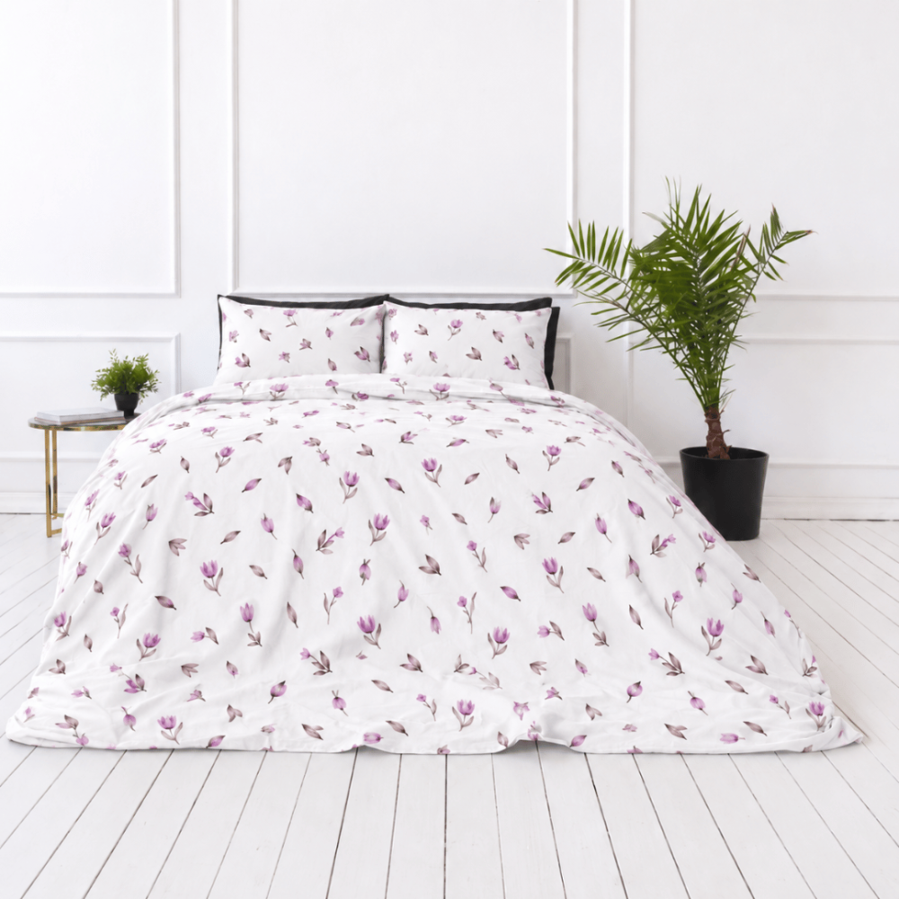 Bettwäsche set "Tulips". Bettwäsche 155x200, 135/140x200 cm, 155x220 cm, 160x200 cm, 180x200 cm, 200x200 cm, 200x220 cm, 220x240 cm. Bettdeckenbezug mit violetten blüten, knospen und graubraunen blättern. Bettwäsche set "Tulips". Bettwäsche 155x200, 135/140x200 cm, 155x220 cm, 160x200 cm, 180x200 cm, 200x200 cm, 200x220 cm, 220x240 cm. Bettdeckenbezug mit violetten blüten, knospen und graubraunen blättern.