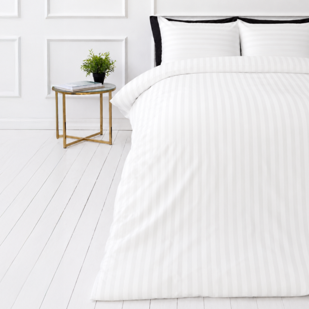 Bettwäsche set "White Stripes". Gemusterte Bettwäsche, 135/140x200 cm, 150x200 cm, 155/160x200 cm, 180x200 cm, 200x200 cm, 200x220 cm. Klassisches weißes bettwäsche-set mit minimalistischem streifendesign für eine zeitlose und frische ausstrahlung. Bettwäsche set "White Stripes". Gemusterte Bettwäsche, 135/140x200 cm, 150x200 cm, 155/160x200 cm, 180x200 cm, 200x200 cm, 200x220 cm. Klassisches weißes bettwäsche-set mit minimalistischem streifendesign für eine zeitlose und frische ausstrahlung.