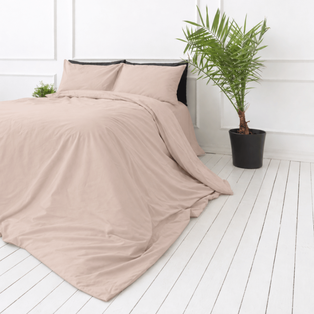 Perkal Bettwäsche „Classic Coffee Percale“. Bettwäsche 150x200, 135/140x200 cm, 155x220 cm, 160x200 cm, 180x200 cm, 200x200 cm, 200x220 cm, 220x240 cm. Hellbeiger bettdeckenbezug mit einem dezenten rosafarbenen unterton.