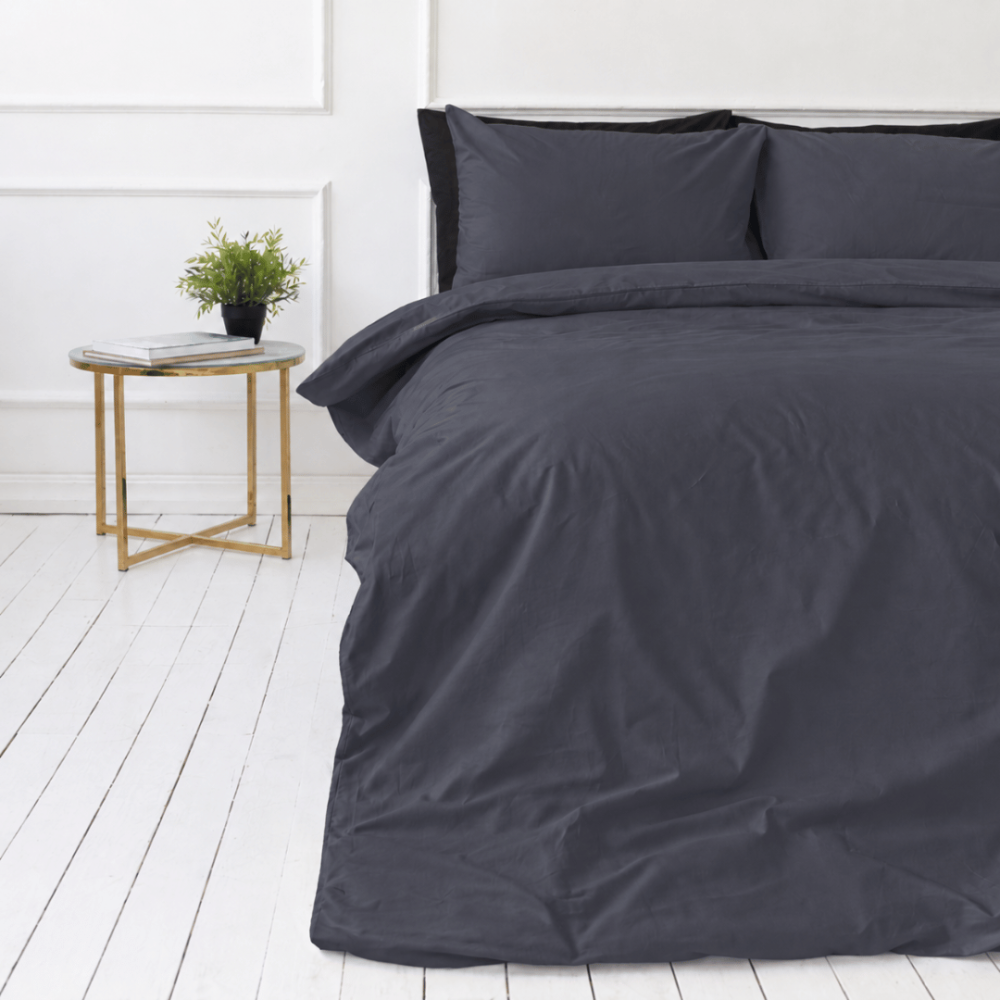 Perkal Bettwäsche „Dark Grey Percale“. Bettwäsche 150x200, 135/140x200 cm, 155x220 cm, 160x200 cm, 180x200 cm, 200x200 cm, 200x220 cm, 220x240 cm. Graphitgraue bettwäsche mit einem dezenten bläulichen unterton. Perkal Bettwäsche „Dark Grey Percale“. Bettwäsche 150x200, 135/140x200 cm, 155x220 cm, 160x200 cm, 180x200 cm, 200x200 cm, 200x220 cm, 220x240 cm. Graphitgraue bettwäsche mit einem dezenten bläulichen unterton.