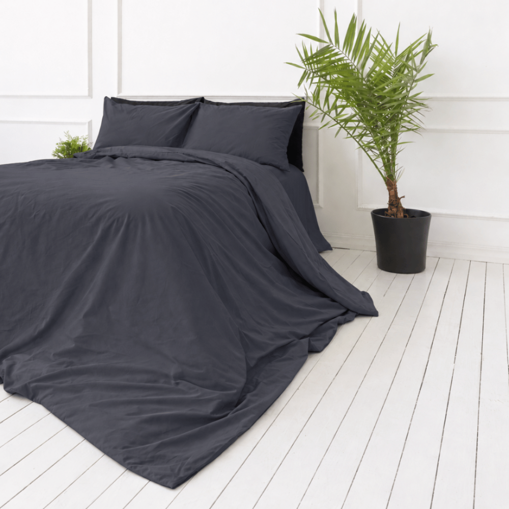 Perkal Bettwäsche „Dark Grey Percale“. Bettwäsche 150x200, 135/140x200 cm, 155x220 cm, 160x200 cm, 180x200 cm, 200x200 cm, 200x220 cm, 220x240 cm. Dunkelgrauer bettdeckenbezug ohne dekorative motive. Perkal Bettwäsche „Dark Grey Percale“. Bettwäsche 150x200, 135/140x200 cm, 155x220 cm, 160x200 cm, 180x200 cm, 200x200 cm, 200x220 cm, 220x240 cm. Dunkelgrauer bettdeckenbezug ohne dekorative motive.