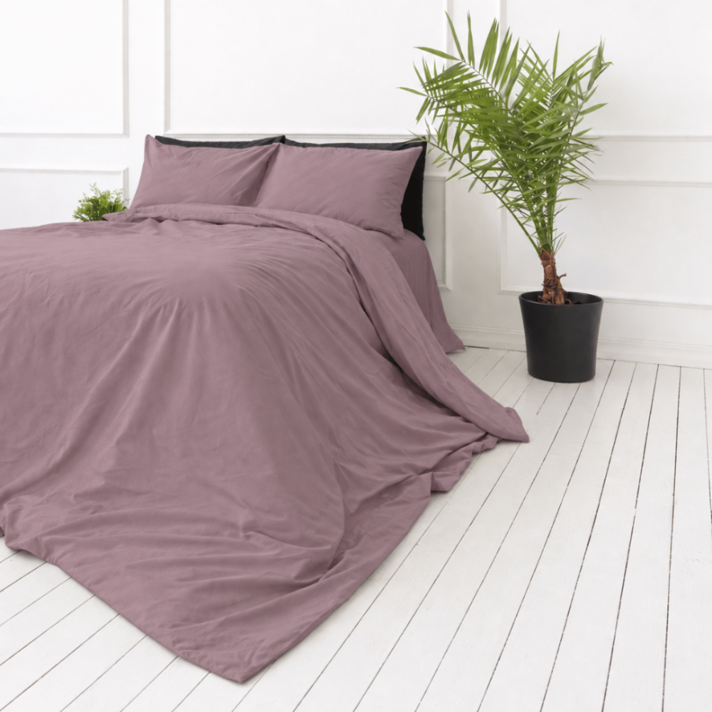 Perkal Bettwäsche „Grape Percale“. Bettwäsche 150x200, 135/140x200 cm, 155x220 cm, 160x200 cm, 180x200 cm, 200x200 cm, 200x220 cm, 220x240 cm. Rosavioletter bettdeckenbezug ohne dekorative motive. Perkal Bettwäsche „Grape Percale“. Bettwäsche 150x200, 135/140x200 cm, 155x220 cm, 160x200 cm, 180x200 cm, 200x200 cm, 200x220 cm, 220x240 cm. Rosavioletter bettdeckenbezug ohne dekorative motive.