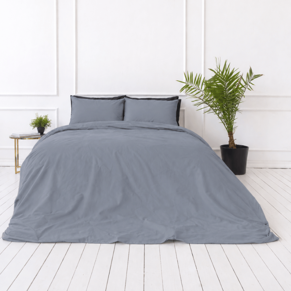 Perkal Bettwäsche „Tradewinds Percale“. Bettwäsche 150x200, 135/140x200 cm, 155x220 cm, 160x200 cm, 180x200 cm, 200x200 cm, 200x220 cm, 220x240 cm. Einfarbige kissenbezüge in einem kühlen blaugrauton. Perkal Bettwäsche „Tradewinds Percale“. Bettwäsche 150x200, 135/140x200 cm, 155x220 cm, 160x200 cm, 180x200 cm, 200x200 cm, 200x220 cm, 220x240 cm. Einfarbige kissenbezüge in einem kühlen blaugrauton.