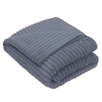 Decke „Blue Shadow fleece blanket“. Tagesdecken, 200x220 cm. Hellblaues weiches plaid mit reliefstreifen, gefaltet auf weißem hintergrund