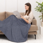 Decke „Blue Shadow fleece blanket“. Tagesdecken, 200x220 cm. Weiche und gemütliche hellblaue decke mit horizontalen relieflinien