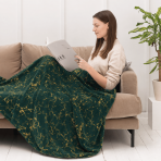 Decke „Gilded Green fleece blanket“. Tagesdecken, 200x220 cm. Sattgrüne decke mit unregelmäßigen goldfarbenen linien in marmoroptik. Decke „Gilded Green fleece blanket“. Tagesdecken, 200x220 cm. Sattgrüne decke mit unregelmäßigen goldfarbenen linien in marmoroptik.