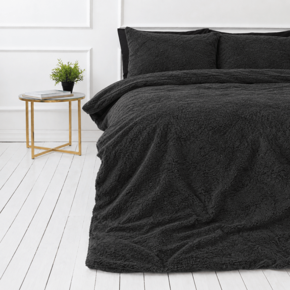 Plüsch Bettwäsche "Minky Black". Bettwäsche einfarbig, 200x220 cm. Luxuriöses schwarzes plüsch-bettwäsche-set für stilvolle schlafzimmer.