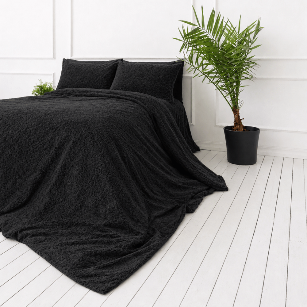 Plüsch Bettwäsche "Minky Black". Bettwäsche einfarbig, 200x220 cm. Dunkles, einfarbig schwarzes plüsch-bettwäsche-set.