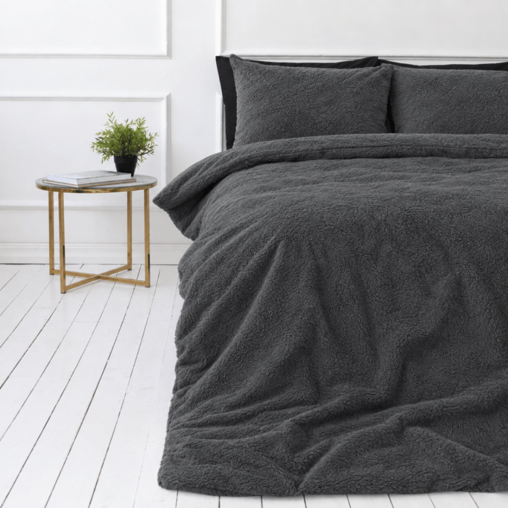 Plüsch Bettwäsche "Minky Dark Grey". Bettwäsche einfarbig, 200x220 cm. Weiches und warmes plüsch-bettwäsche-set in dunklem grauton.