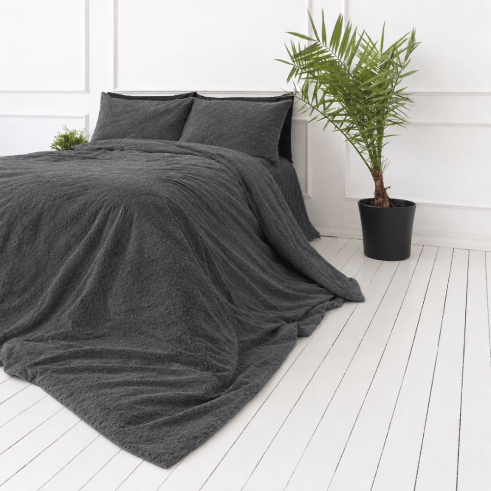 Plüsch Bettwäsche "Minky Dark Grey". Bettwäsche einfarbig, 200x220 cm. Klassisches dunkelgraues plüsch-bettwäsche-set, passend zu jedem interieur.