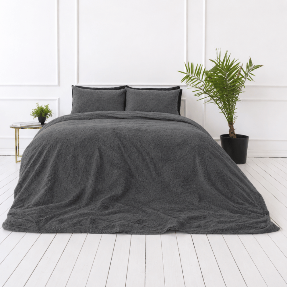 Plüsch Bettwäsche "Minky Dark Grey". Bettwäsche einfarbig, 200x220 cm. Elegantes, dunkelgraues plüsch-bettwäsche-set mit luxuriöser optik.