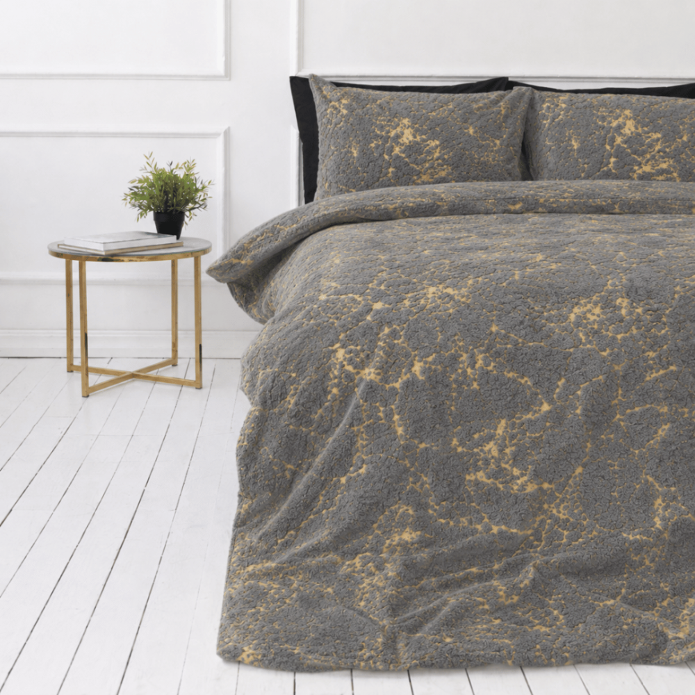 Plüsch Bettwäsche "Minky Gilded Grey". Plüsch Bettwäsche, 200x220 cm. Dunkelgraue bettwäsche mit unregelmäßigen goldfarbenen linien in marmoroptik. Plüsch Bettwäsche "Minky Gilded Grey". Plüsch Bettwäsche, 200x220 cm. Dunkelgraue bettwäsche mit unregelmäßigen goldfarbenen linien in marmoroptik.