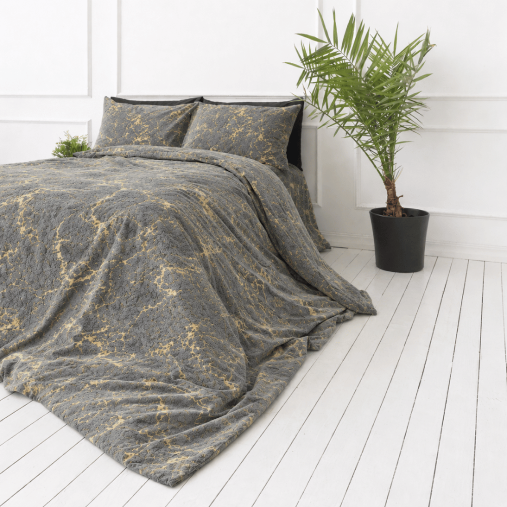 Plüsch Bettwäsche "Minky Gilded Grey". Plüsch Bettwäsche, 200x220 cm. Graues bettwäsche-set mit einem abstrakten goldfarbenen marmormuster. Plüsch Bettwäsche "Minky Gilded Grey". Plüsch Bettwäsche, 200x220 cm. Graues bettwäsche-set mit einem abstrakten goldfarbenen marmormuster.