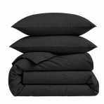 Premium satin bettwäsche set "Black Stripe Sateen“. Mako Satin Bettwäsche, 135/140x200 cm, 200x200 cm. Schwarzes bettwäsche-set mit schmalen ton-in-ton-streifen.