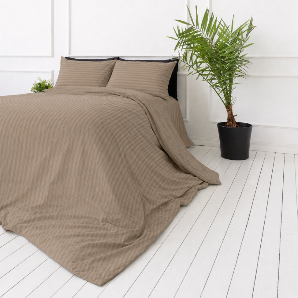 Premium satin bettwäsche set "Brandy Stripe Sateen". Bettwäsche 150x200, 135/140x200 cm, 150x200 cm, 155/160x200 cm, 180x200 cm, 200x200 cm, 200x220 cm, 220x240 cm. Warmbraunes bettwäsche-set mit eleganter gestreifter oberfläche
