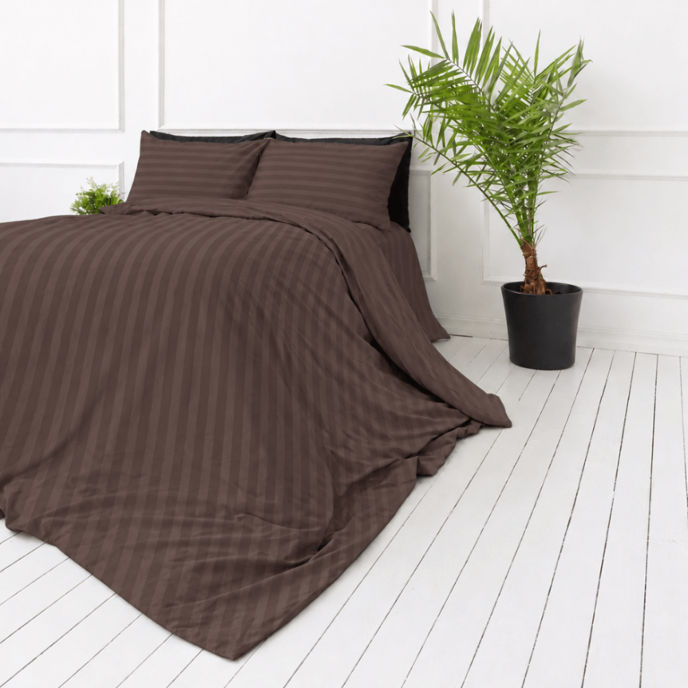 Premium satin bettwäsche set "Brown Stripe Sateen". Mako Satin Bettwäsche, 135/140x200 cm, 155x220 cm, 160x200 cm, 180x200 cm, 200x200 cm, 200x220 cm, 220x240 cm. Brauner bettdeckenbezug mit vertikalen ton-in-ton-streifen.
