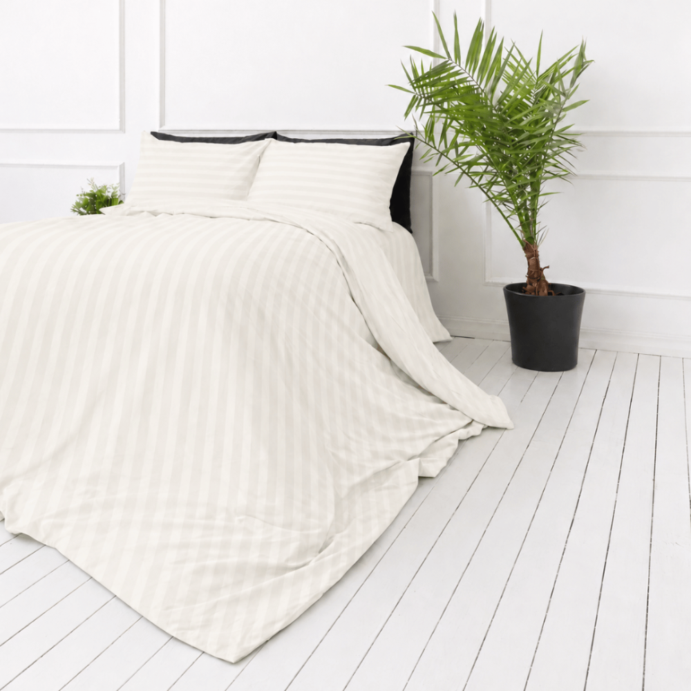 Premium satin bettwäsche set "Snow White Stripe Sateen". Mako Satin Bettwäsche, 135/140x200 cm, 155x220 cm, 160x200 cm, 180x200 cm, 200x200 cm, 200x220 cm, 220x240 cm. Cremeweißer bettdeckenbezug mit vertikalen streifen.