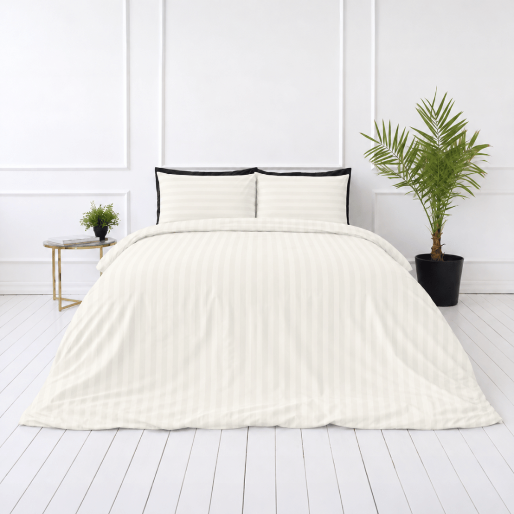 Premium satin bettwäsche set "Snow White Stripe Sateen". Mako Satin Bettwäsche, 135/140x200 cm, 155x220 cm, 160x200 cm, 180x200 cm, 200x200 cm, 200x220 cm, 220x240 cm. Warmweiße kissenbezüge mit horizontalen streifen.