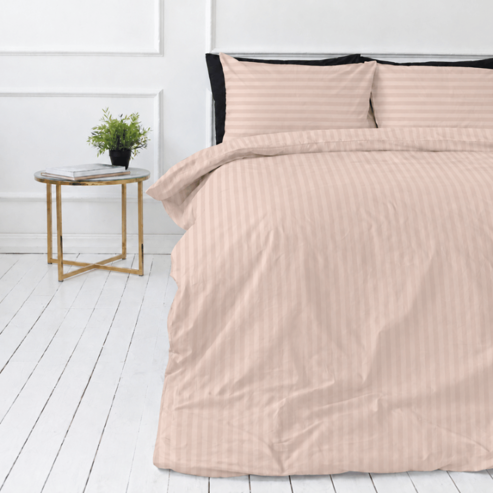 Premium satin bettwäsche set "Classic Coffee Stripe Sateen". Mako Satin Bettwäsche, 135/140x200 cm, 155x220 cm, 160x200 cm, 180x200 cm, 200x200 cm, 200x220 cm, 220x240 cm. Bettwäsche in pastelligen beigetönen mit einem muster aus helleren und dunkleren streifen. Premium satin bettwäsche set "Classic Coffee Stripe Sateen". Mako Satin Bettwäsche, 135/140x200 cm, 155x220 cm, 160x200 cm, 180x200 cm, 200x200 cm, 200x220 cm, 220x240 cm. Bettwäsche in pastelligen beigetönen mit einem muster aus helleren und dunkleren streifen.