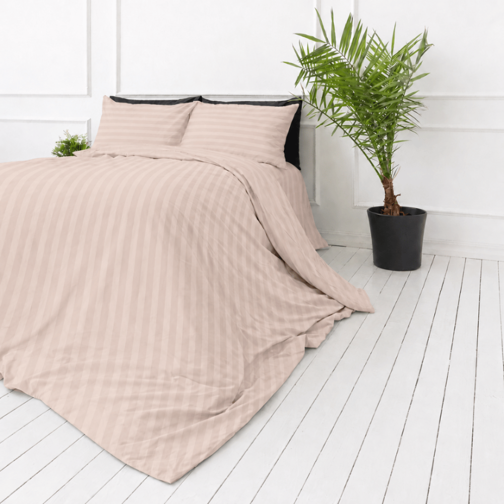 Premium satin bettwäsche set "Classic Coffee Stripe Sateen". Mako Satin Bettwäsche, 135/140x200 cm, 155x220 cm, 160x200 cm, 180x200 cm, 200x200 cm, 200x220 cm, 220x240 cm. Rosabeiger bettdeckenbezug mit vertikalen streifen. Premium satin bettwäsche set "Classic Coffee Stripe Sateen". Mako Satin Bettwäsche, 135/140x200 cm, 155x220 cm, 160x200 cm, 180x200 cm, 200x200 cm, 200x220 cm, 220x240 cm. Rosabeiger bettdeckenbezug mit vertikalen streifen.