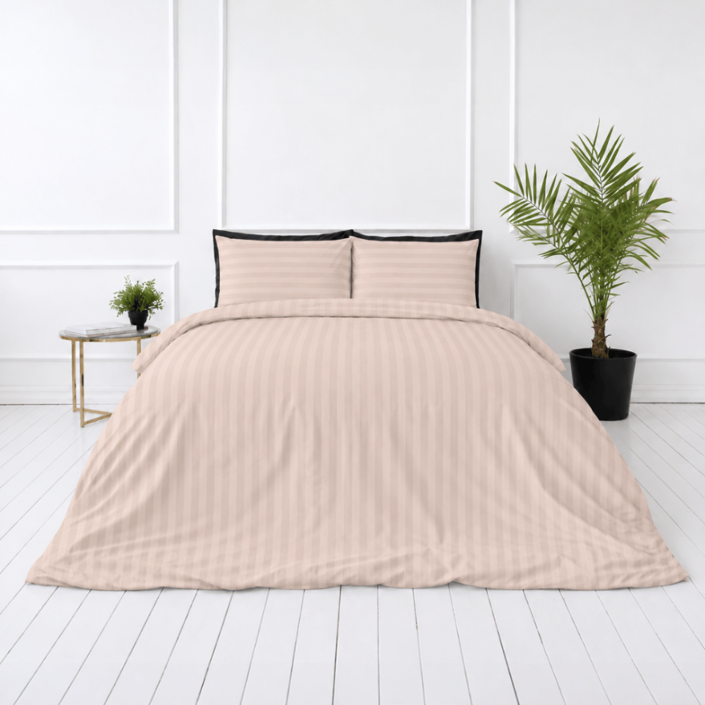 Premium satin bettwäsche set "Classic Coffee Stripe Sateen". Mako Satin Bettwäsche, 135/140x200 cm, 155x220 cm, 160x200 cm, 180x200 cm, 200x200 cm, 200x220 cm, 220x240 cm. Hellbeige kissenbezüge mit horizontalen streifen und einem rosafarbenen unterton. Premium satin bettwäsche set "Classic Coffee Stripe Sateen". Mako Satin Bettwäsche, 135/140x200 cm, 155x220 cm, 160x200 cm, 180x200 cm, 200x200 cm, 200x220 cm, 220x240 cm. Hellbeige kissenbezüge mit horizontalen streifen und einem rosafarbenen unterton.