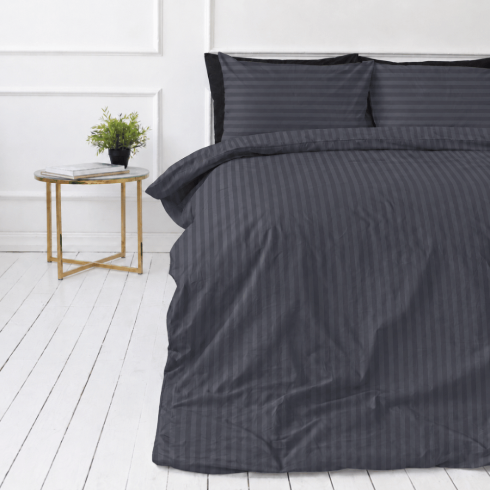Premium satin bettwäsche set "Dark Grey Stripe Sateen". Mako Satin Bettwäsche, 135/140x200 cm, 155x220 cm, 160x200 cm, 180x200 cm, 200x200 cm, 200x220 cm, 220x240 cm. Graphitgraue bettwäsche mit abwechselnd helleren und dunkleren streifen.