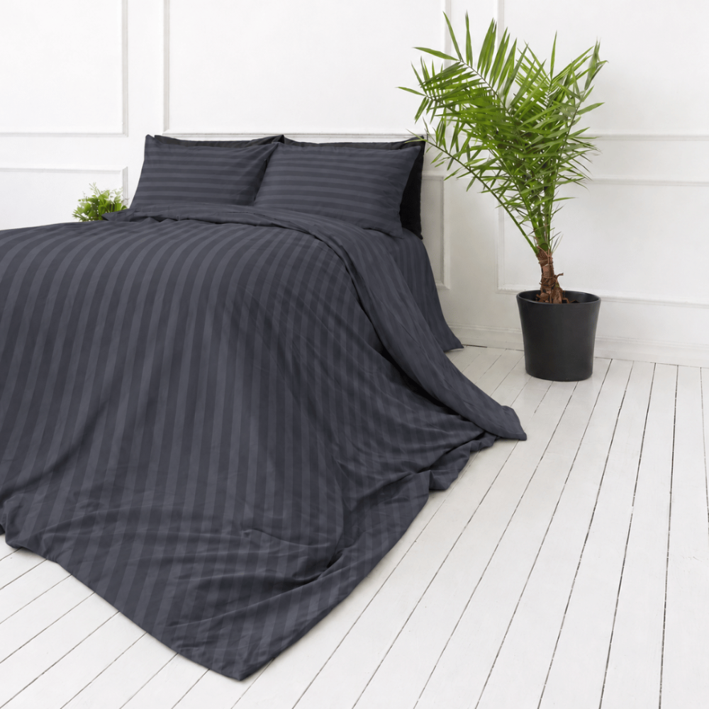 Premium satin bettwäsche set "Dark Grey Stripe Sateen". Mako Satin Bettwäsche, 135/140x200 cm, 155x220 cm, 160x200 cm, 180x200 cm, 200x200 cm, 200x220 cm, 220x240 cm. Anthrazitfarbener bettdeckenbezug mit vertikalen streifen.