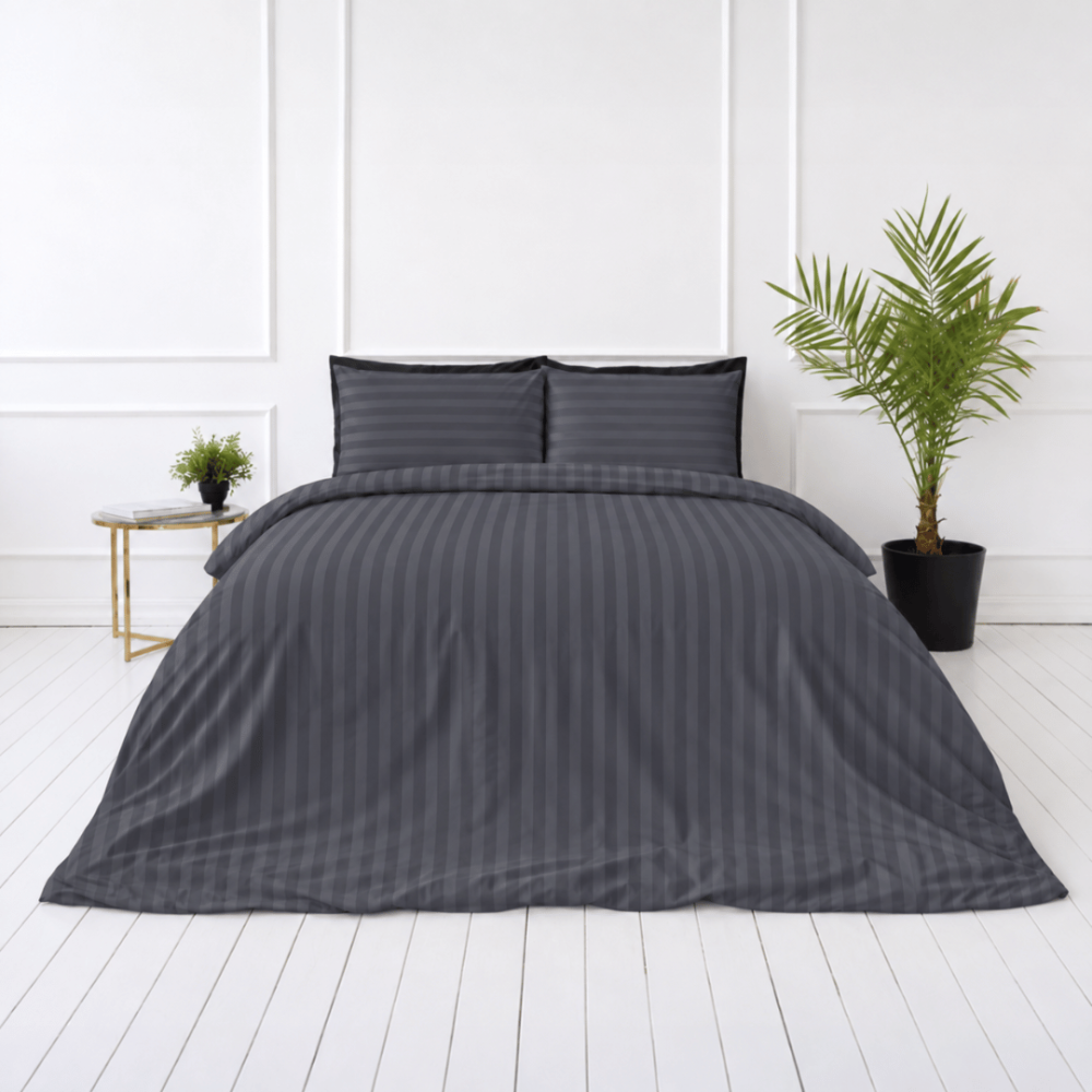 Premium satin bettwäsche set "Dark Grey Stripe Sateen". Mako Satin Bettwäsche, 135/140x200 cm, 155x220 cm, 160x200 cm, 180x200 cm, 200x200 cm, 200x220 cm, 220x240 cm. Dunkelgraue kissenbezüge mit horizontalen streifen.