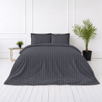 Premium satin bettwäsche set "Dark Grey Stripe Sateen". Mako Satin Bettwäsche, 135/140x200 cm, 155x220 cm, 160x200 cm, 180x200 cm, 200x200 cm, 200x220 cm, 220x240 cm. Dunkelgraue kissenbezüge mit horizontalen streifen.
